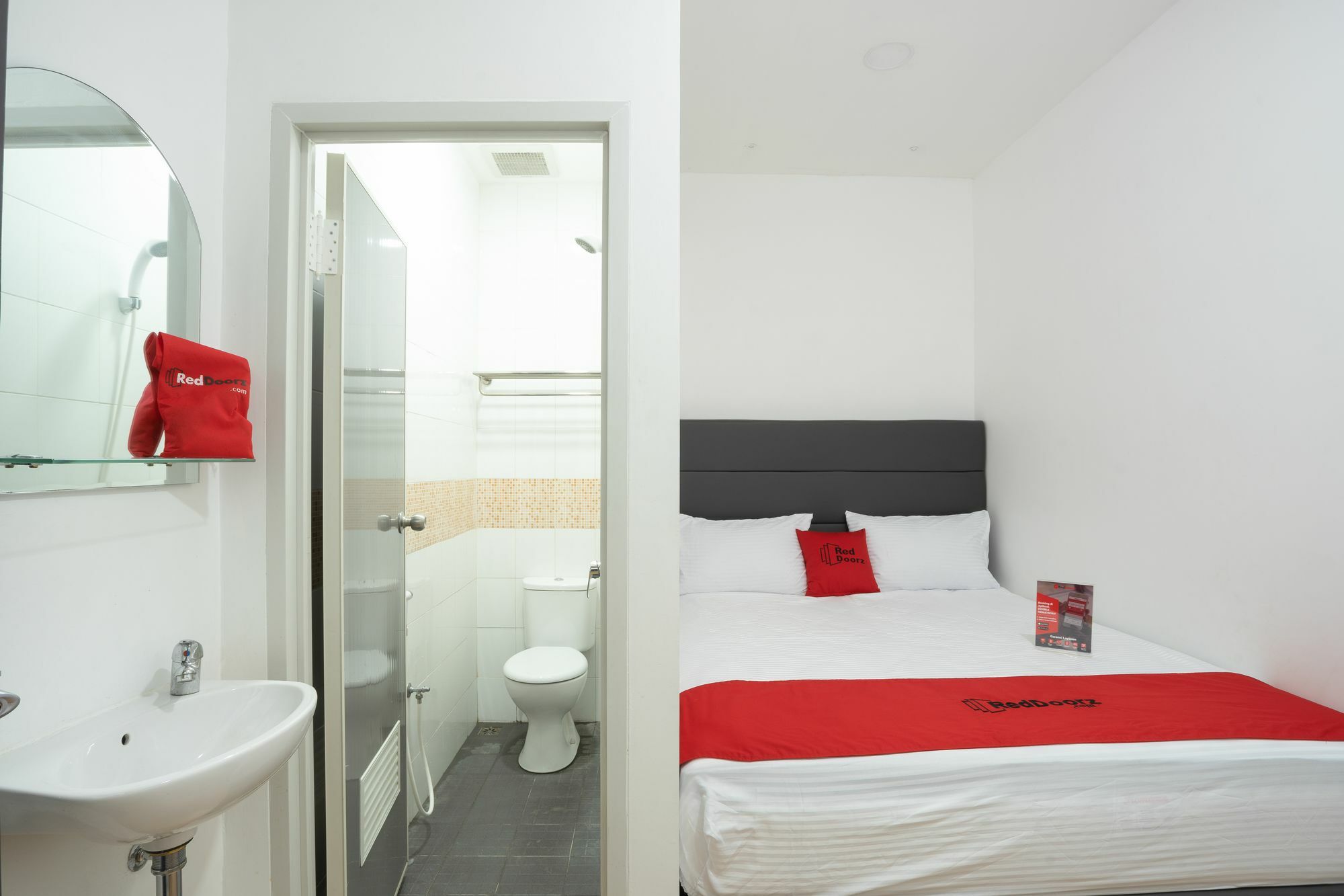 Reddoorz Plus @ Danau Sunter Utara Джакарта Экстерьер фото